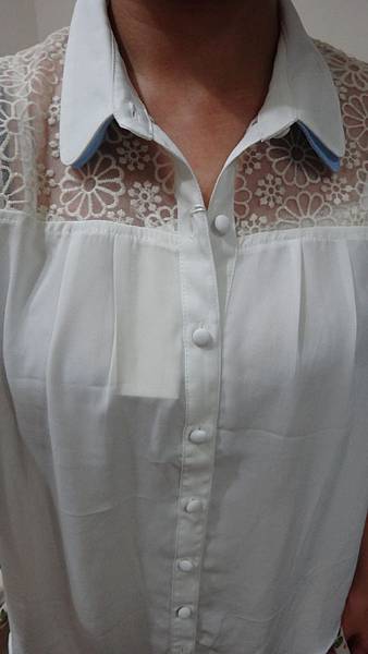 NO94~~summersale~~~~PAGEBOY配色雙領胸前蕾絲雕花襯衫~~一色米白色