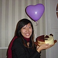 壽星跟蛋糕合照，後面的氣球有專人控制，我要它上就上、要下就下。