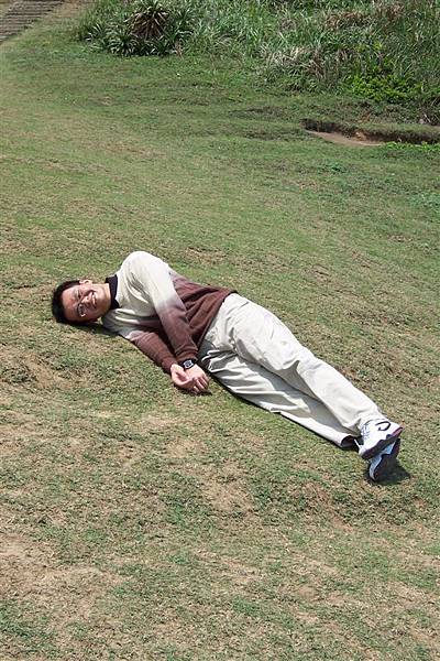 岳俊躺在草原上裝XX