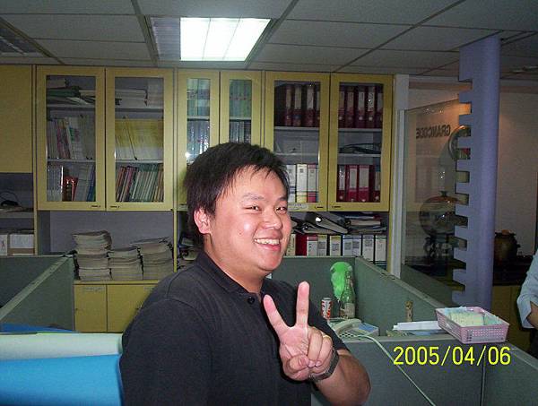 2005-04-06在公司(岳俊在試他的新數位相機)
