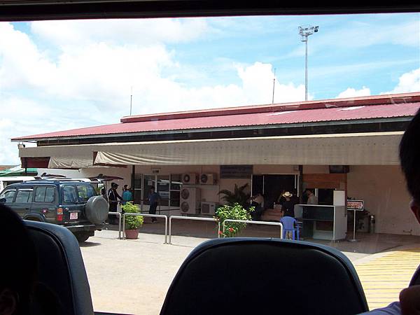 暹粒國際機場(Siem Reap)的入境大廳(很簡單的一間平房)，後來我們有拍出境大廳為柬埔寨平反。