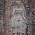 達松將軍廟的一般女性雕刻(導遊說傳統柬埔寨美女就是要唇厚、胸大、腰細、臀滿，這不就是蘿拉小姐嗎！)
