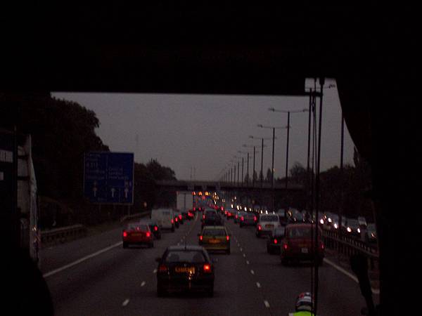 從希斯洛機場前往市區的高速公路上，這時是倫敦要上班的尖峰時間，開始塞車啦！