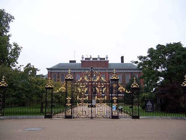 進到市區了，這是肯辛頓宮(Kensington Palace)，黛安娜王妃生前的居所