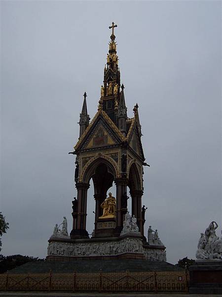 對面有美麗的亞伯特紀念碑(Albert Memorial)，蠻美的...(想不出形容詞)