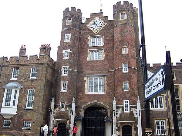 聖詹姆斯宮(St. James's Palace)，英國王室眾多宮殿之一，查爾斯王子與黛妃離婚後就住在這