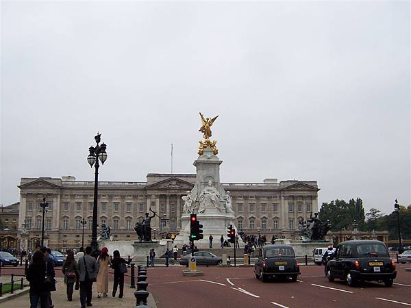 英國現在的皇宮-白金漢宮(Buckingham Palace)，看起來比想像中樸實很多