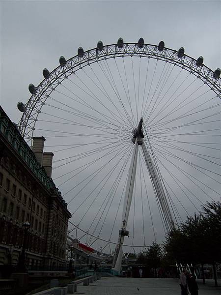 倫敦新地標-倫敦眼(London Eye)，高135m，有32個玻璃包廂，繞一圈30分鐘，將近美麗華的2倍，是世界最大摩天輪