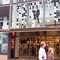 英國著名的連鎖百貨公司Harvey Nichols曼徹斯特店，東西偏年輕設計師品牌，當然只有貴