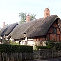 Anne Hathaway's cottage是莎士比亞老婆的娘家，屋頂還是當年的茅草屋頂