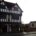 這是Nash's House & New Place，莎士比亞從倫敦榮歸故里養老住的地方，後來變成他孫女的丈夫Nash的住處