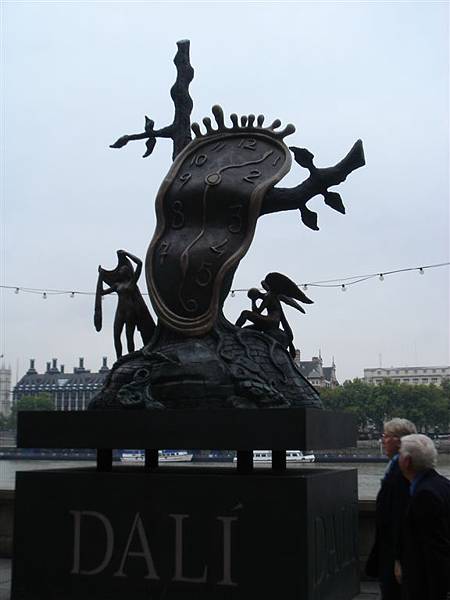 倫敦眼旁有達利(Dali)的塑像