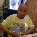 2005-08-07在新莊餐廳慶祝父親節，阿公拿著我們給他的紀念品