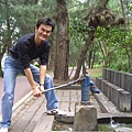 公園裡的傳統汲水器，岳俊與之合影