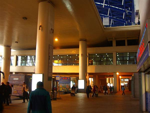 到達上海浦東機場，這裡是機場的外廊