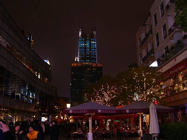 上海新天地有許多具風味的咖啡廳、酒吧及pub，是當地人夜晚的好去處