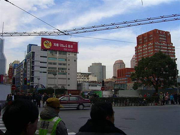 早餐後，沿著南京東西路逛逛，南京路一帶是上海首屈一指的商業區