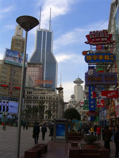 沿著南京路步行街走著，隨處可見新式、具設計感的高樓