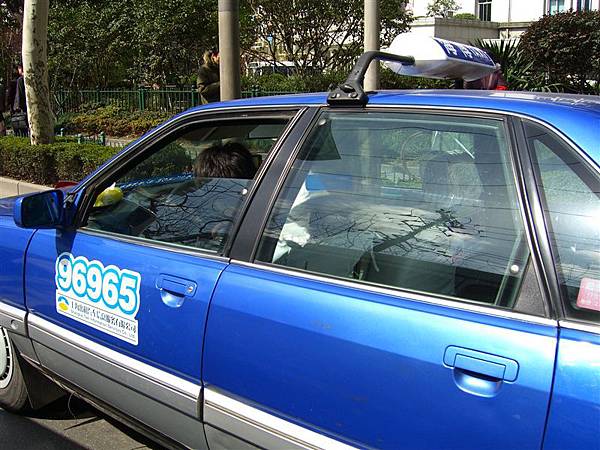 上海計程車(我覺得在上海「打的」挺方便的，不僅叫車方便，價格我覺得也還OK)