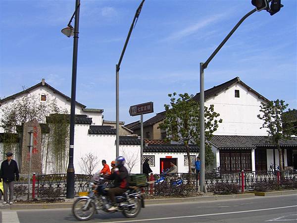 經過上海七寶古鎮區，位於上海市的外圍，是北宋時期留下的建築。有句話說，上海十年看浦東，百年看外灘，千年看七寶。可惜沒時間進去品味一下