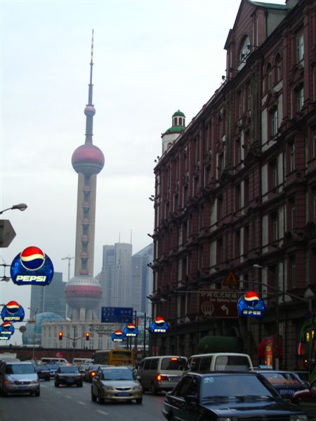 從南京東路上，窺視東方明珠電視塔