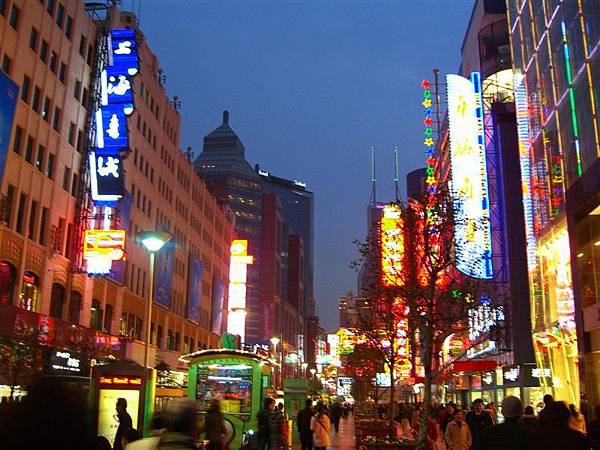 南京路夜景，與白天景觀呈現另一種熱鬧的風情