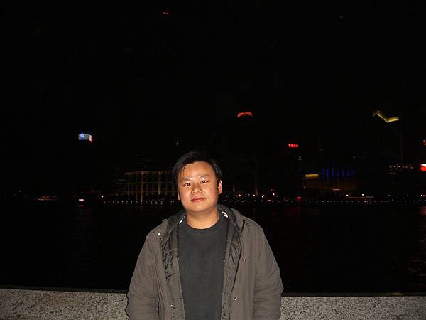 我與黃浦江夜景，一位來自北京的年輕人自告奮勇幫我拍的，所以不好意思請他重拍