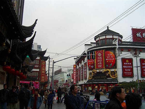 出差第4天，今天上海飄雨，下午雨停後，來到上海著名的老城隍廟商業區逛逛