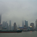 再一次回到黃浦江邊，雲霧很重，連東方明珠塔頂端都被雲遮住了