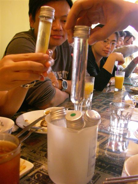 2006-03-04大家在師大STYLE幫本屆最後一位當兵的鈞達送行-圖為店家幫飲料加料的特殊設計