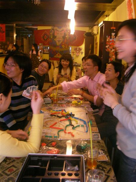 大夥專注在玩boardgame(鈞達其實是配角嗎！)