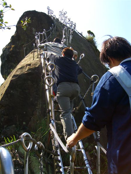 終於來到孝子山最後一段路，但是陡峭懸空的樓梯真叫人提心吊膽