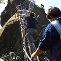 終於來到孝子山最後一段路，但是陡峭懸空的樓梯真叫人提心吊膽