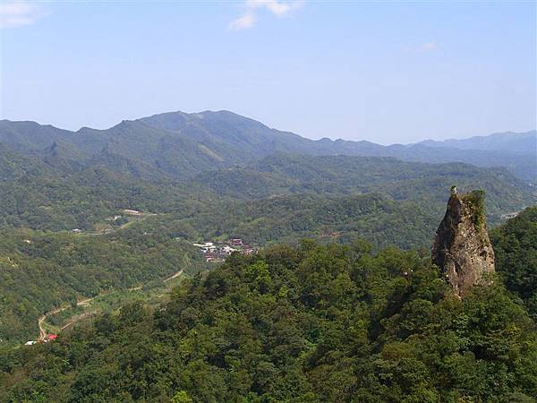 登上慈母峰，右邊那個小山頭就是我們剛剛在上面的孝子山。真神奇，我們怎麼爬上去的