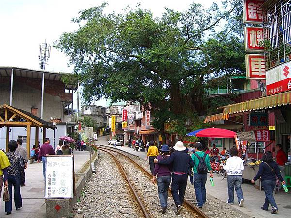 十分街上的店家分立在鐵路兩側，沒火車時大家都在鐵路上橫行