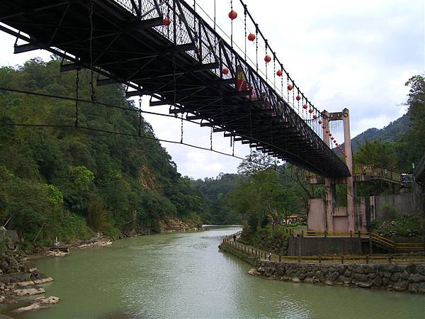 鐵路橋旁的觀瀑吊橋