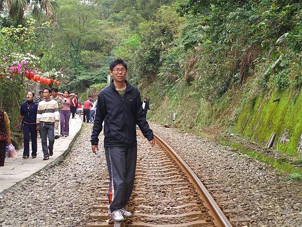 往觀瀑吊橋裡續行，振文在鐵路上