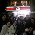 飯後大家在四川門口合照(背景為什麼是萊爾富！)