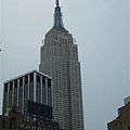 目前的紐約第一高樓，鼎鼎大名的帝國大廈(Empire State Building)，高381公尺，102層樓