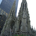 位於第五大道，著名的聖派翠克大教堂(St. Patrick's Cathedral)