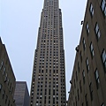 洛克斐勒中心(Rockefeller Center)的最高樓GE大樓(GE Building) ，高259.1公尺，有70層樓