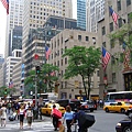 紐約街頭很多地方都插滿國旗