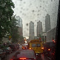傍晚紐約一樣開始下起雷雨