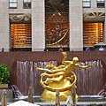 廣場中央的火神普羅米休斯(Prometheus)金色雕像