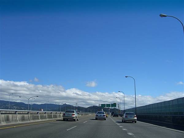 2006-01-30大年初二，趨車前往福隆靈鷲山，天氣很好、天空很藍