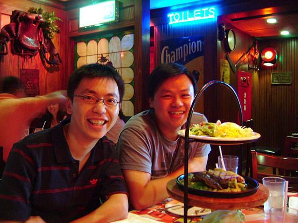 2006-06-18我們在SOGO星期五餐廳幫曉娟慶生(我跟看不出在服役的范公裕康)