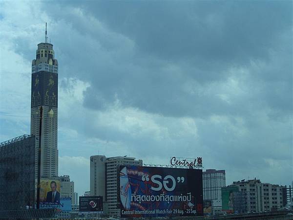 Baiyoke Tower II樓高309m，有90層樓。目前22-74樓為飯店，是世界第三高的飯店