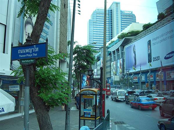 光是要轉這個彎，就花了要10分鐘...曼谷的交通真是太恐怖了