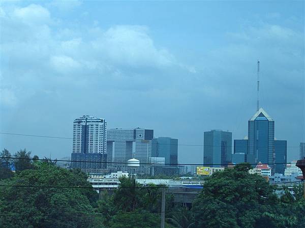 前往曼谷市中心的路上有許多高樓大廈