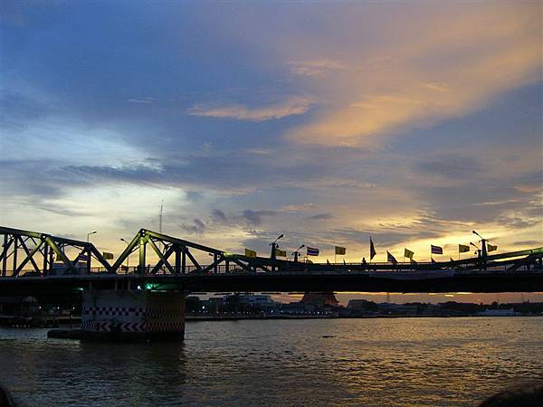 美麗的河景、夕陽加拉瑪一世橋(Phra Pok Klao Memorial Bridge)